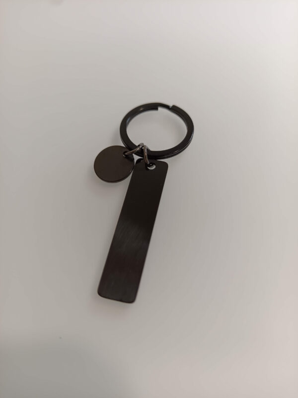 kahe ripatsiga võtmehoidja must Graveeritav võtmehoidja – ristkülik + ümmargune ripats