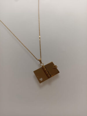 Graveeritav raamat-ripatsiga kaelakee