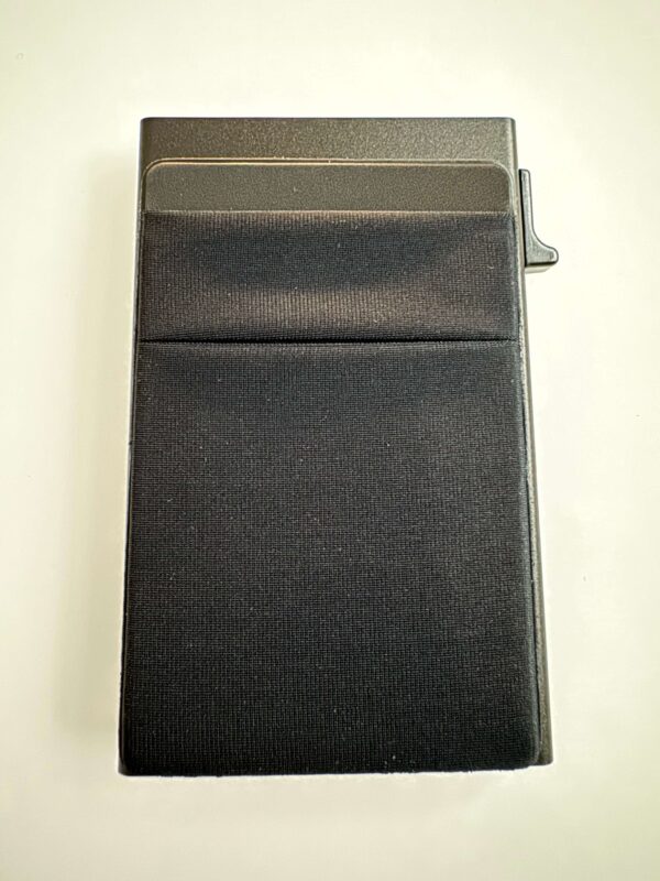 Pop-up kaardihoidja lisataskuga must Graveeritav pop-up kaardihoidja lisataskuga